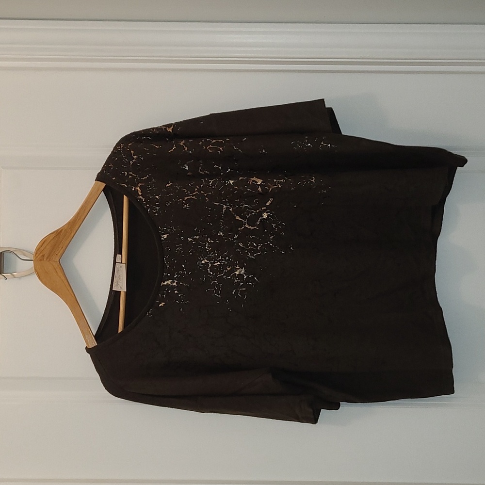 Dantelle Brown Short Sleeve Top with Gold Decal.